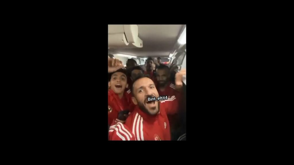 معلول يقود لاعبي الأهلي في غناء أغنية ما تسمعونا حسكوا معلول يقود لاعبي الأهلي في غناء أغنية ما تسمعونا حسكوا