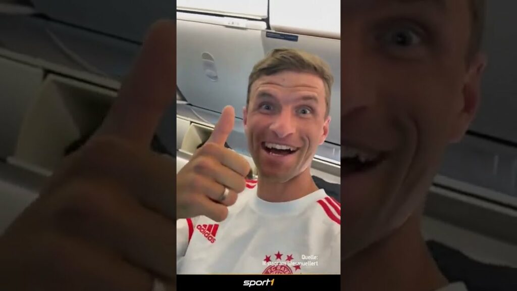 Thomas Müller zeigt: so fliegen die FC Bayern-Stars!🛬 #shorts