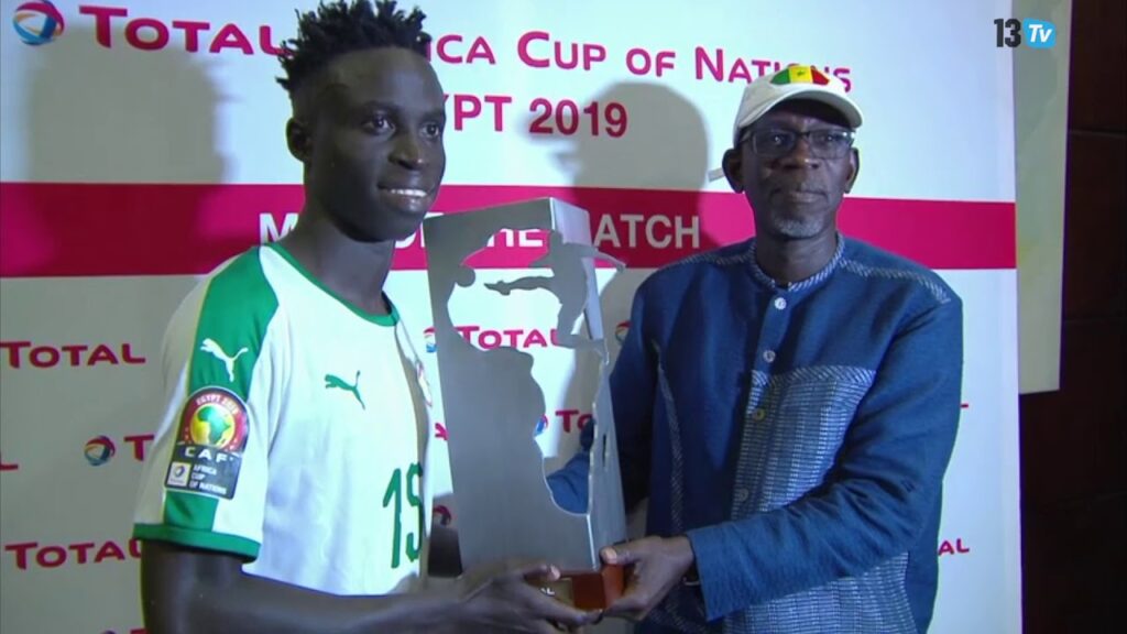 Sen-Tanzanie: Les images de Krépin Diatta recevant le trophée d'homme du match
