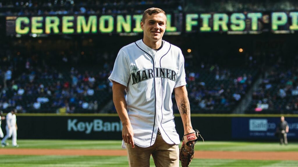 Jordan Morris throws out first pitch at Seattle Mariners game
