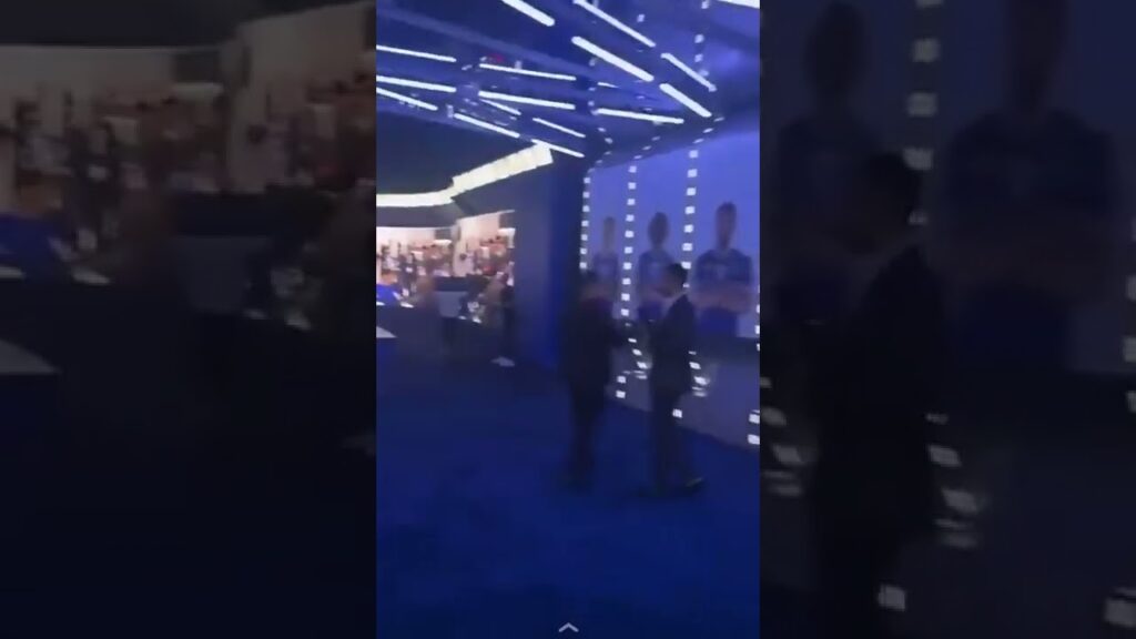 ‏ البليهي في الحفل معلقاً للقائد:ياخي ذبحتنا حتى هنا تهاوش وتوجه بعد 😂