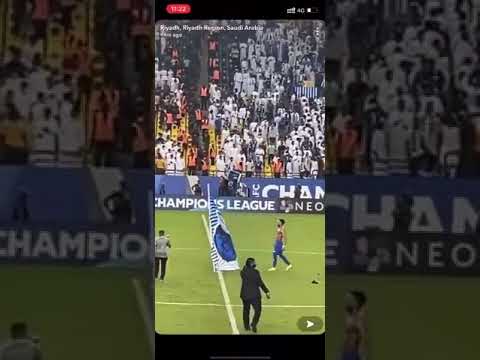 علي البليهي يغرس علم الهلال في ملعب "مرسول بارك"