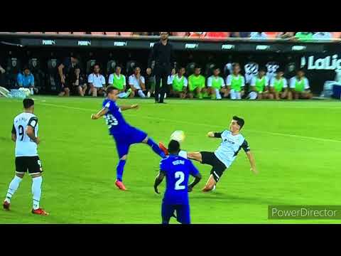 Hugo Guillamón roja ante el Getafe.. VAR / Hugo Guillamón falta sobre Maksimovic