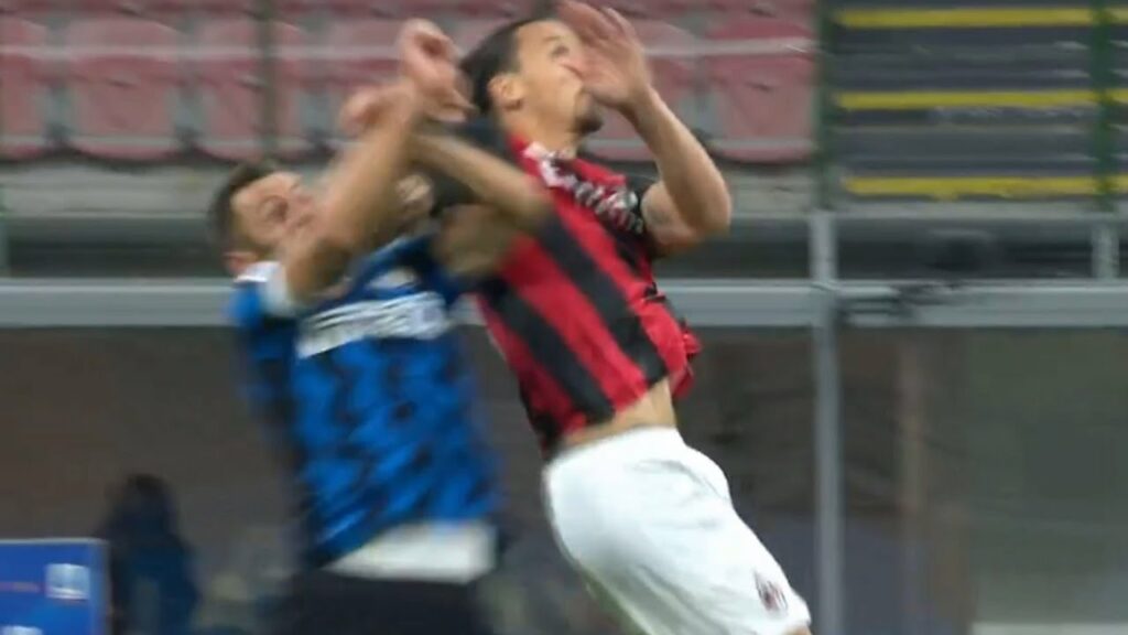 Zlatan Ibrahimovic got yellow card after elbowing Stefan de Vrij • Derby Milano