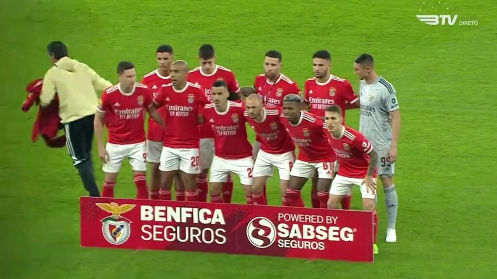 A great reception by Benfica fans to the World Champion, Nicolas Otamendi. El General 🫡🏆