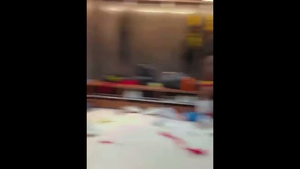 ‏عبدالرحمن العبود ينقل لنا كواليس غرفة الملابس 💛💛.