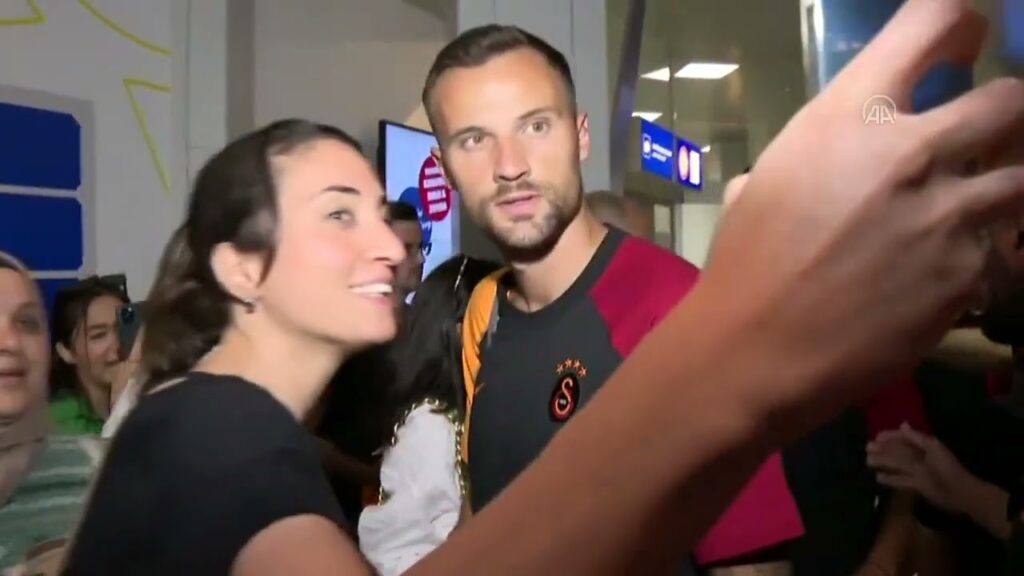 Haris Seferoviç'e Yoğun İlgi / Galatasaray'ımız Avusturya'da Krallar Gibi Karşılandı / Okan Buruk