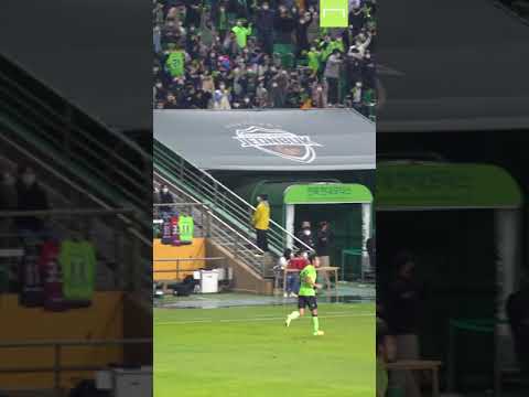 전주성 산책 나온 송민규 ㅋㅋㅋㅋ