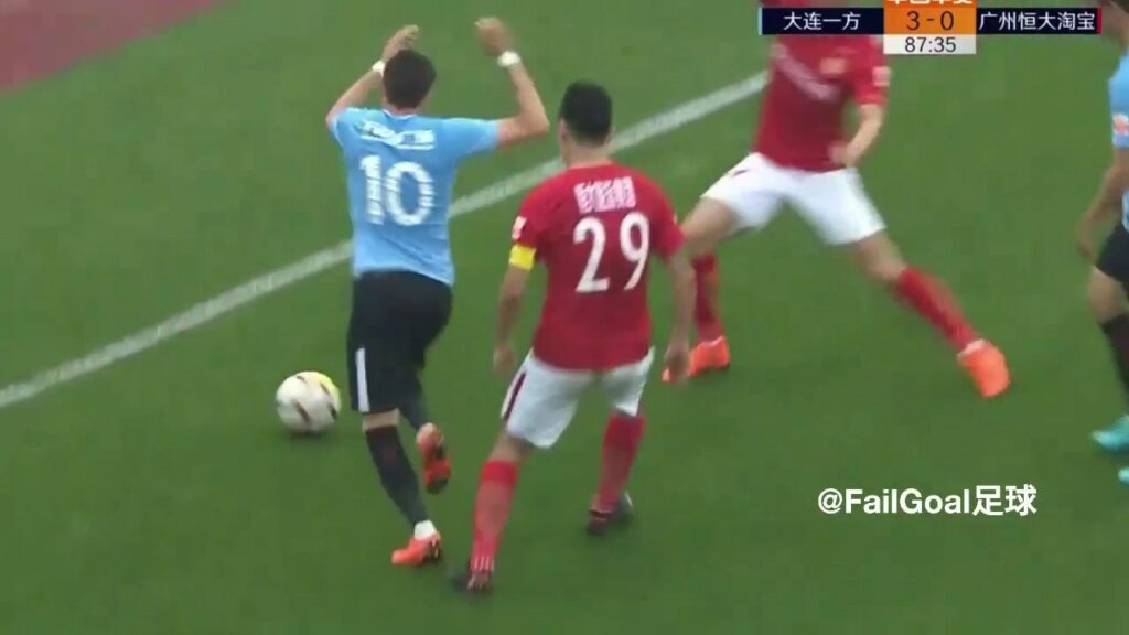 Yannick Carrasco amazing nutmegs before goal