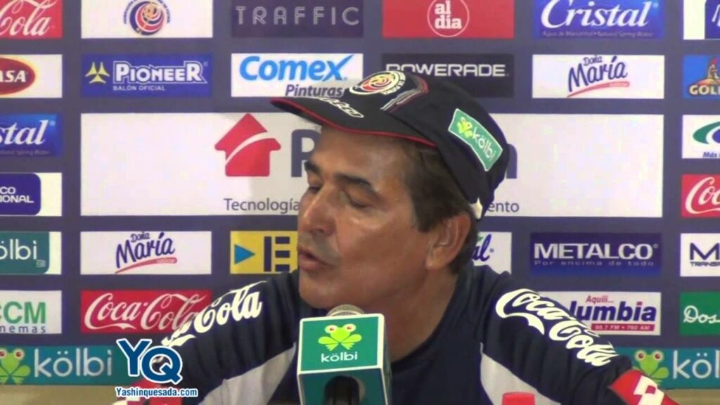 Pinto: "No hay ningún problema con Bryan Oviedo"