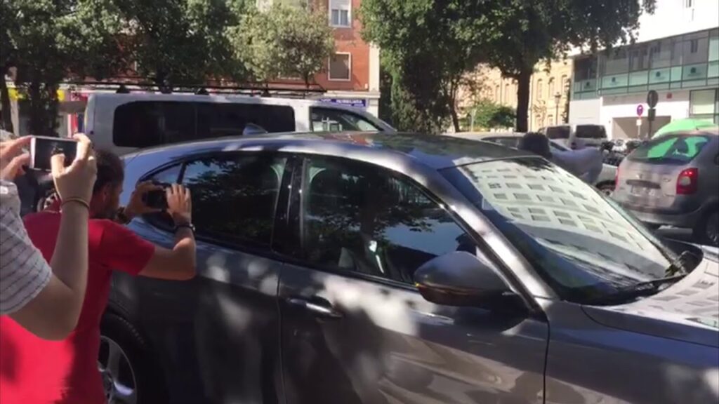 Uros Racic Llega a las Oficinas del Valencia CF