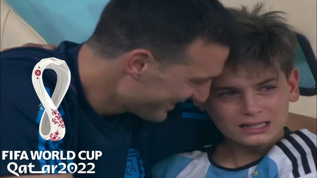Argentina's Coach Lionel Scaloni Spoke To His Beloved Cute Son Ian In The Stadium 🏟️.