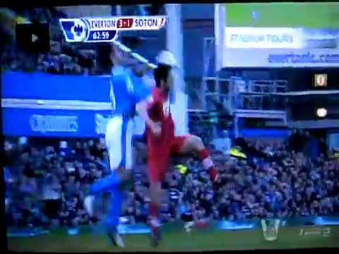 吉田麻也 片手で吹っ飛ばされるwww　Maya Yoshida was beated off by Fellaini