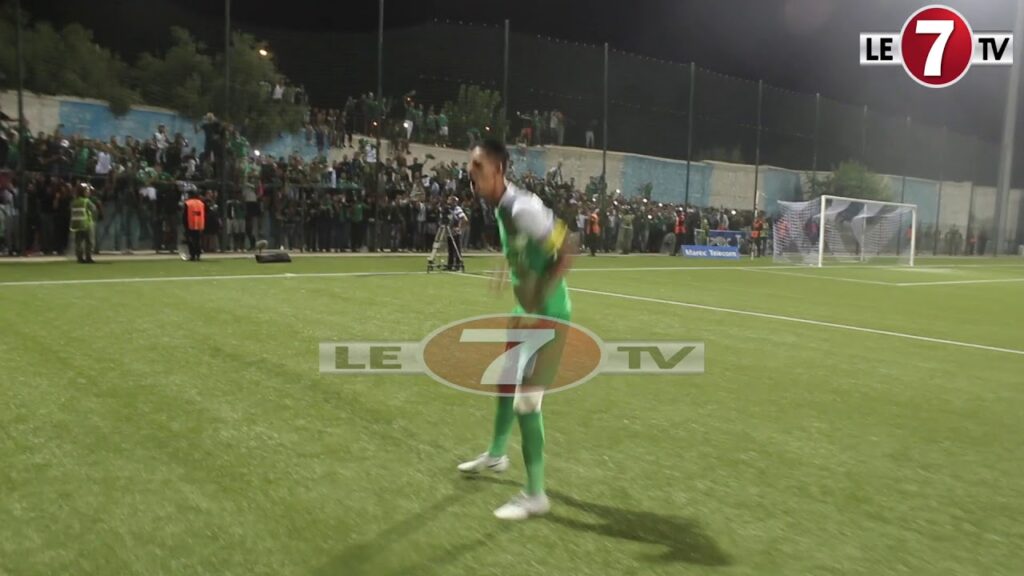 إحتفال اللاعب بدر بانون مع الجماهير الرجاوية بعد الفوز على سريع واد زم والتأهل لنصف نهائي كأس العرش.