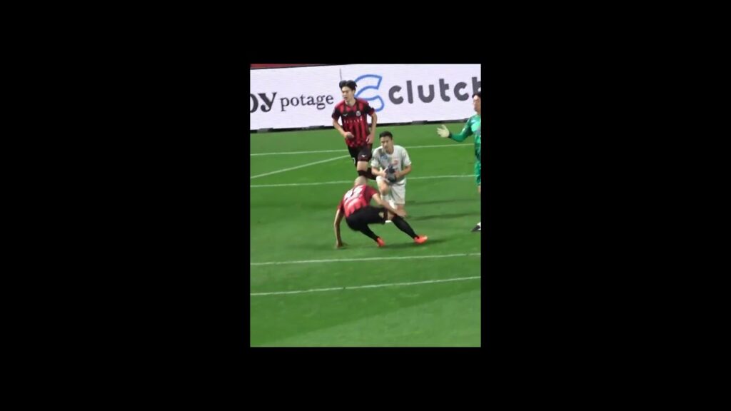 清水GK権田からファールをとるのに失敗した札幌FW中島