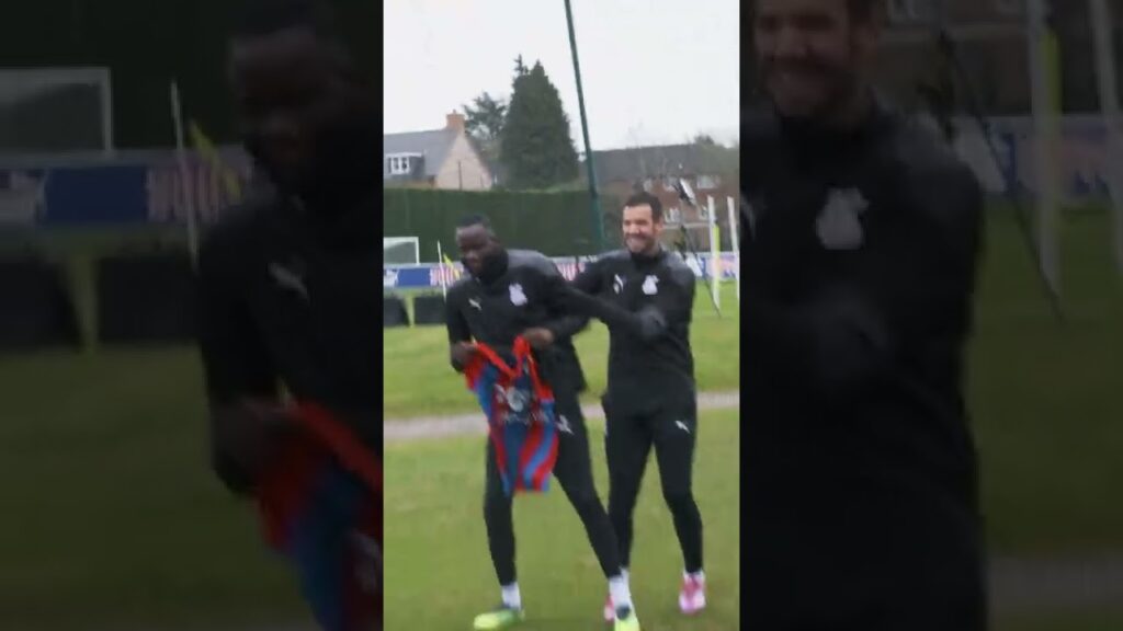 Cheikhou Kouyate receives a guard of honour following his triumphant return from AFCON