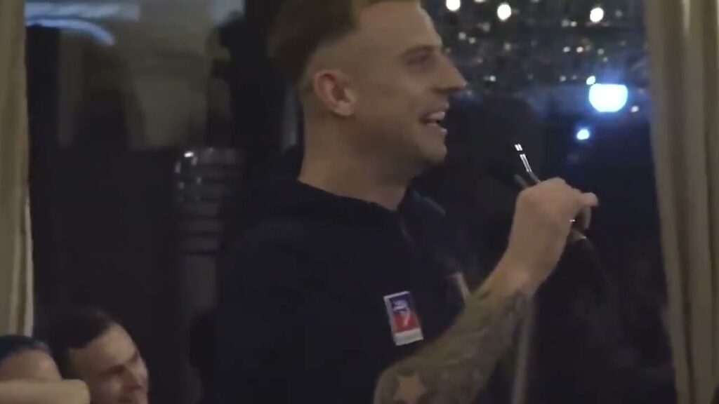 Kamil Grosicki ŚPIEWA "Bo wszyscy Portowcy (POLACY), to jedna rodzina | Pogoń Szczecin PolskaGADA.pl