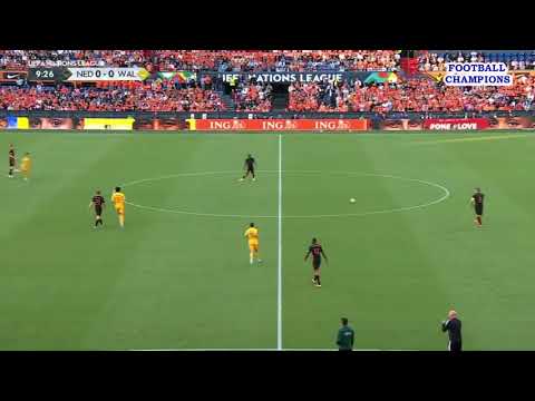 Harry Wilson bittet den Ball zu seinen Teamkollegen, Niederlande-Wales, UEFA Nations League 2022