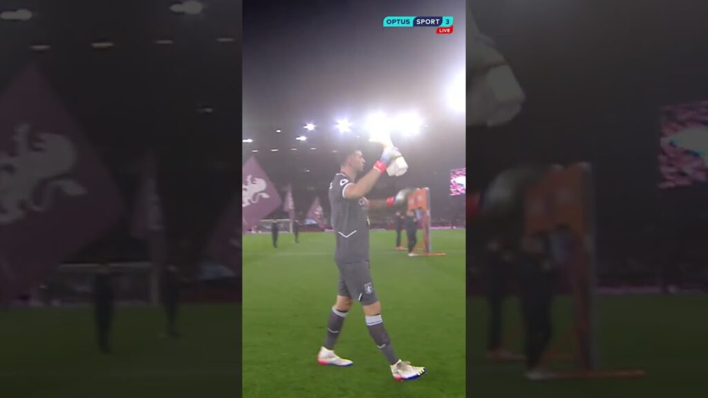 Villa's World Cup winner is back at Villa Park and gets a standing ovation 🇦🇷