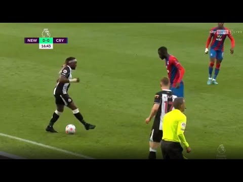 Allan Saint-Maximin show skill taunt with Cheikhou Kouyaté during Newcastle 1-0 Crystal Palace