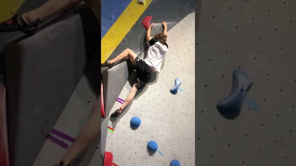 démo bloc violet (7c) par roro le roi des dominos a vertical art le mans