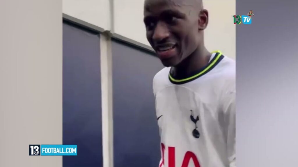 Pape Matar Sarr signant des autographes après sa 1ère titularisation en CUP