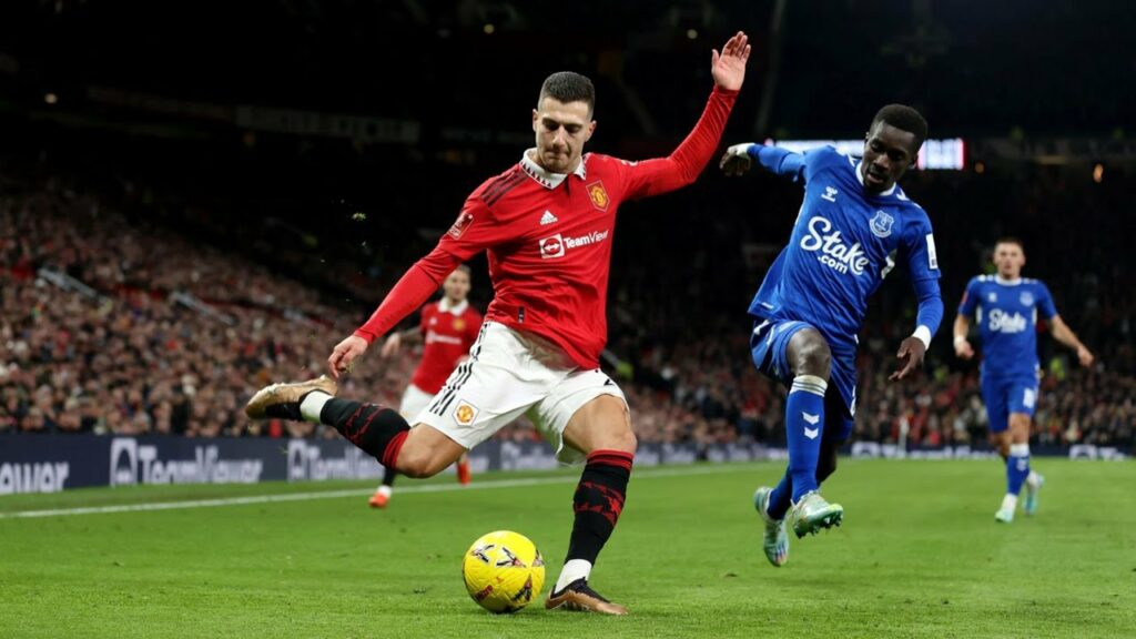 Diogo Dalot vs Everton | He's back | New contract?