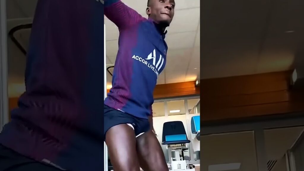 Idrissa Gueye Dancing 😂