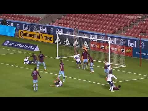 Kellyn Acosta gets dragged to the ground - a breakdown