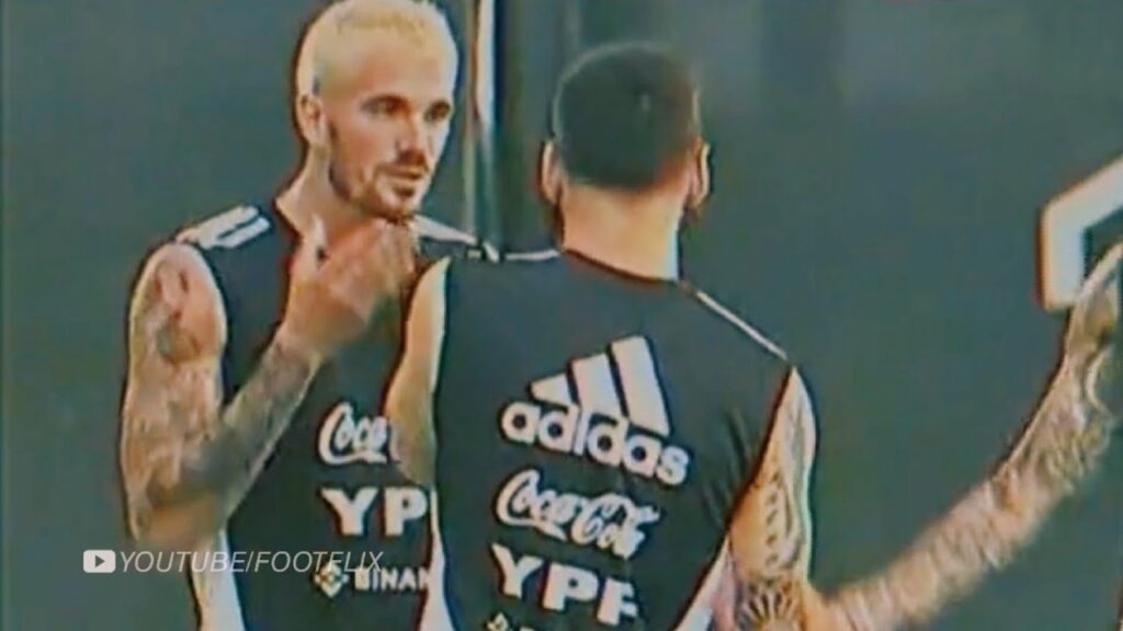 Lionel Messi joking with Rodrigo De Paul