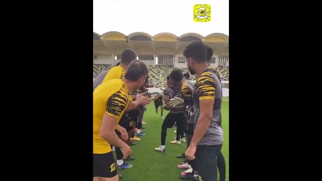 ‏استقبال خاص للاعب عبدالرحمن العبود بعد عقد قرانه 💍💍.