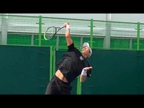 파워서브를 구사하는 국가대표 송민규선수