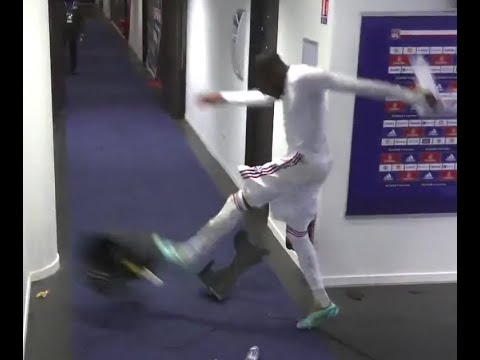 Karl Toko Ekambi tacle une poubelle après sa sortie contre Strasbourg