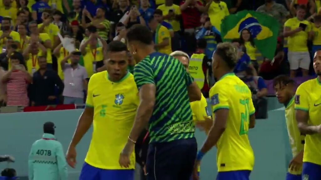 Alex Sandro sente dores na comemoração do gol do Brasil sobre a Suíça