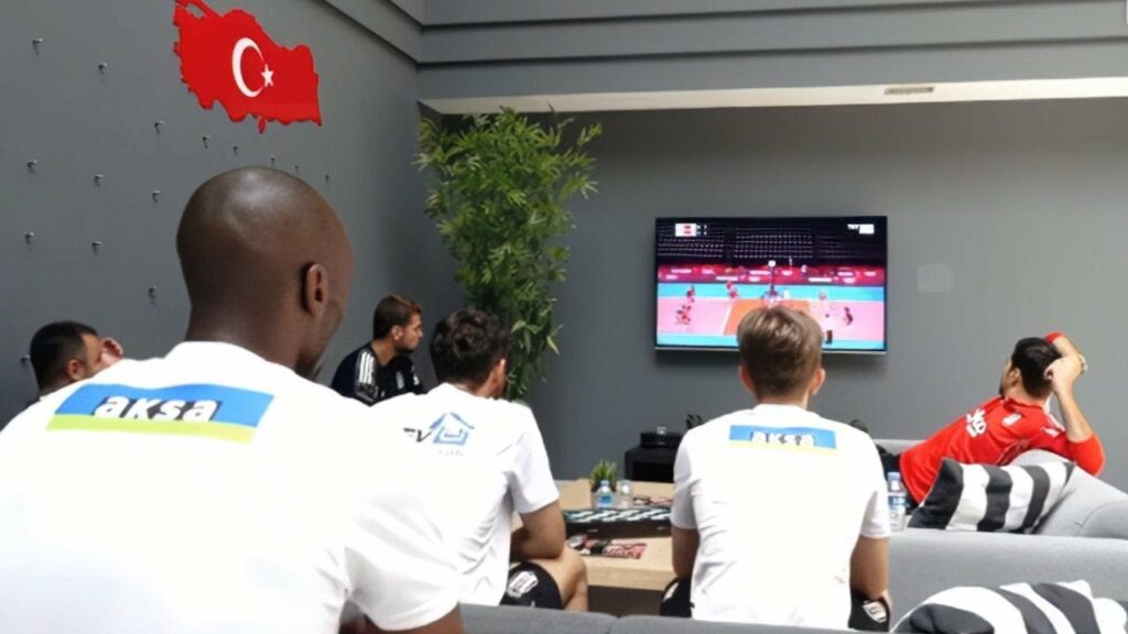 Atiba Hutchinson Filenin Sultanlarını İzliyor!! 😀 [Beşiktaş Magazin]