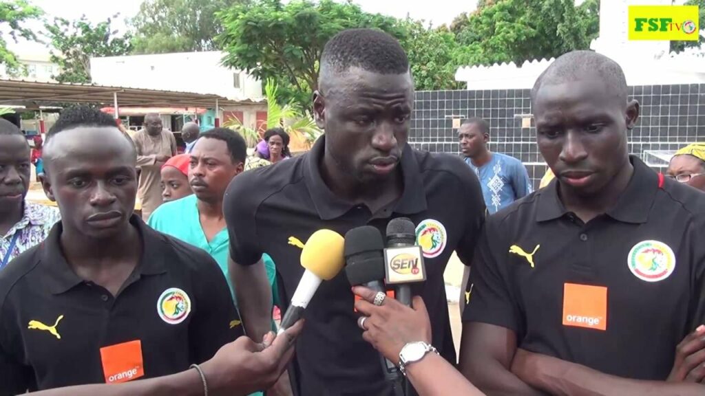 Cheikhou KOUYATE, visite des lions au Centre Hospitalier National d'Enfants Albert ROYER