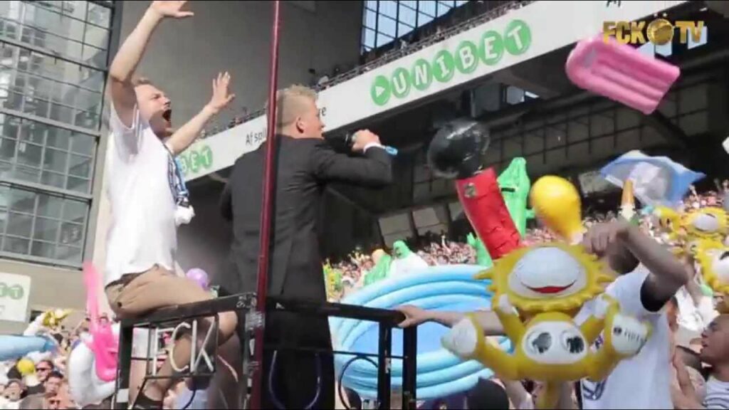 Se Cornelius synge for på B-tribunen