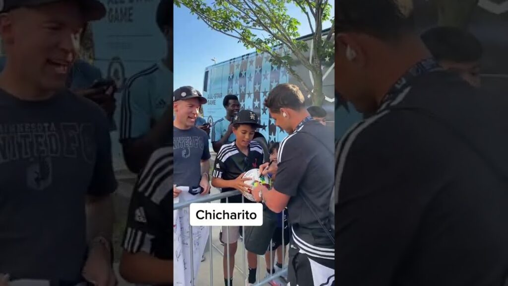 Héctor Herrera y CH14 firman autógrafos | #shorts