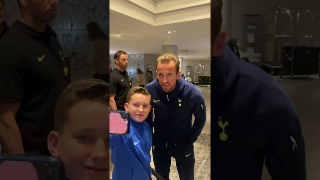 OLLY ASKING HARRY KANE…MESSI OR RONALDO 🤪🤩 #shorts