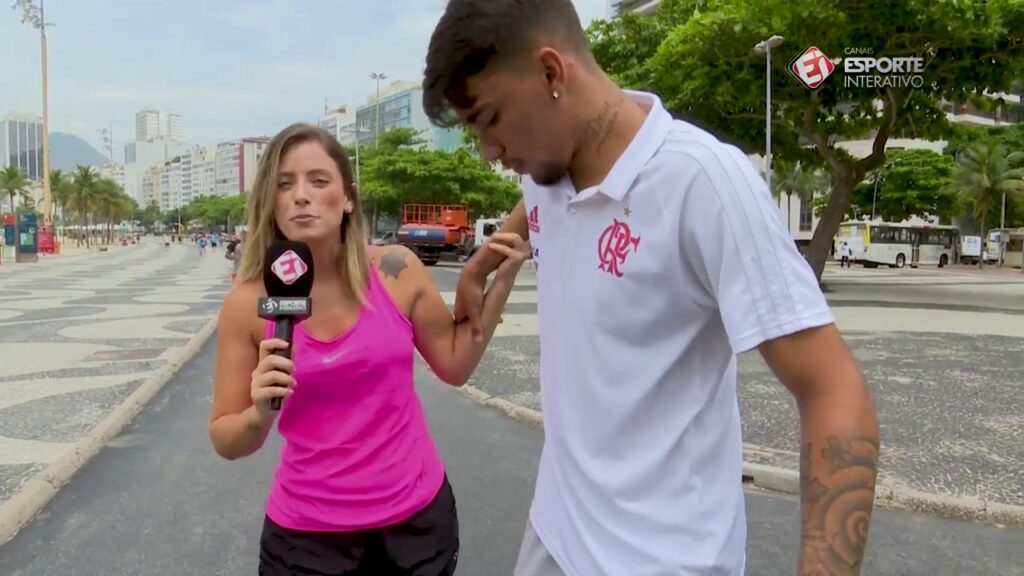 Lucas Paquetá responde perguntas e se arrisca no skate com Renata Millington