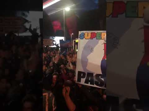 Navijači Atalante slave Marija Pašalića nakon pobjedničkog pogotka Napoliju