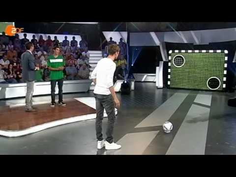 Thomas Müller traut sich an der Torwand auch vom Bierglas | das aktuelle sportstudio – ZDF