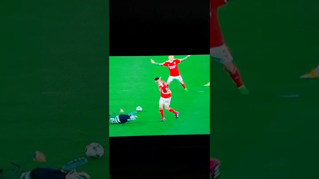 Penalti inexistente de António Silva assinalado por Soares Dias (Benfica-Sporting)