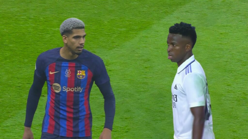 Araujo vs Vinicius Jr.