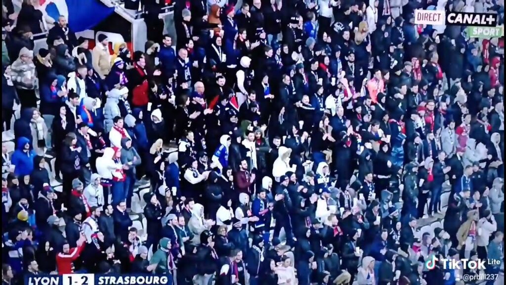 la sortie de Karl toko ekambi sur les sifflets de Groupama stadium Lyon 1- 2 Strasbourg #aulas
