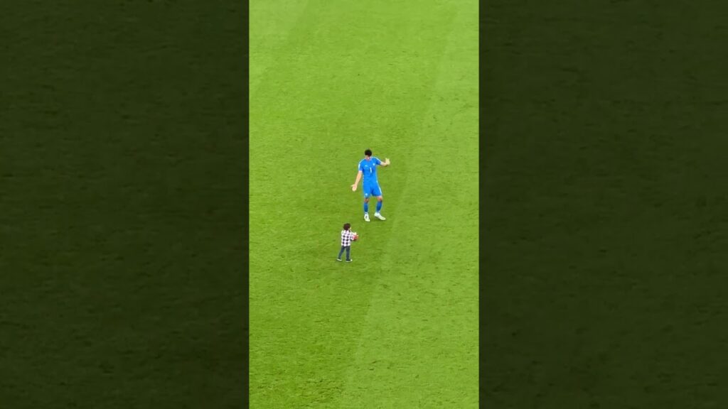 Morocco's goalkeeper Yassine Bounou put his gloves on his son and played on the field #Morocco