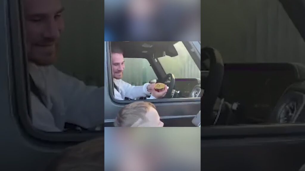 Alexis Mac Allister, Dünya Kupası madalyasıyla fotoğraf çektiriyor. #shorts