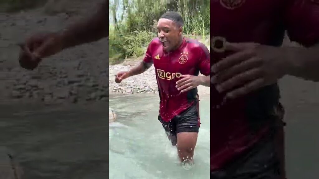 Watch Steven Bergwijn’s reaction after going under in ice cold water 🤣🥶 #Shorts