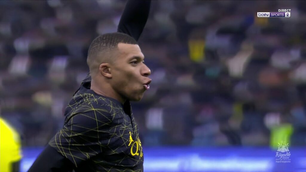 BUT – Messi provoque un penalty, Mbappé le transforme BUT - Messi provoque un penalty, Mbappé le transforme