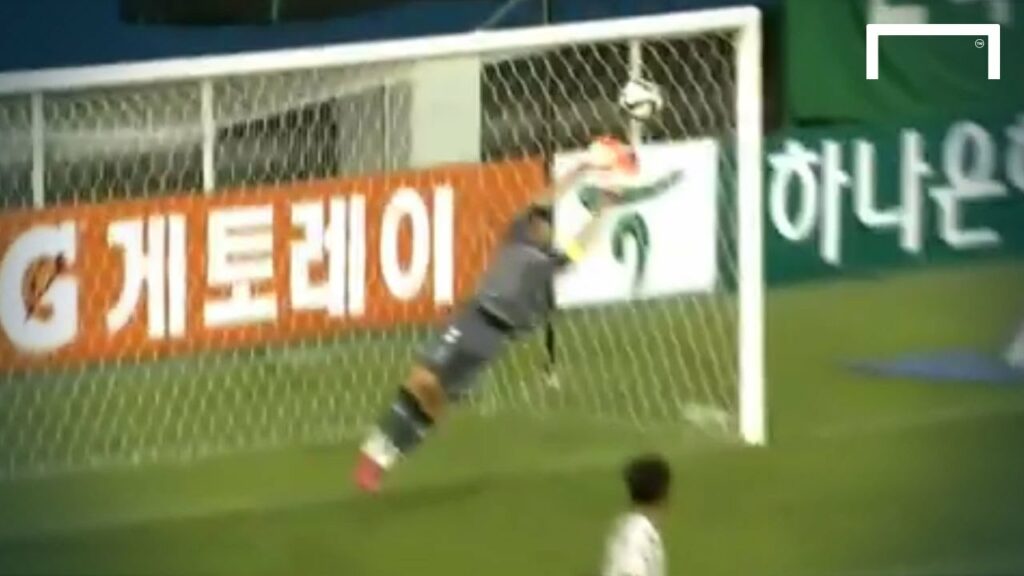 18-year-old Hwang scores top-corner stunner